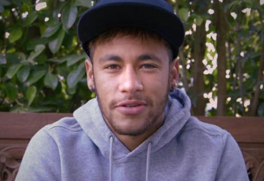 Neymar, Marta e outros jogadores participam de ação contra homofobia no esporte